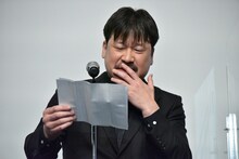 手紙を読み上げる佐藤二朗。