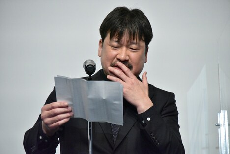 手紙を読み上げる佐藤二朗。