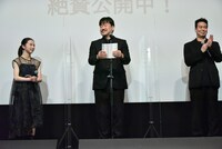 左から伊東蒼、佐藤二朗、片山慎三。