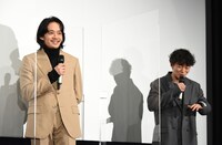 左から池松壮亮、松居大悟。