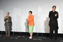 左から小日向文世、長澤まさみ、東出昌大。