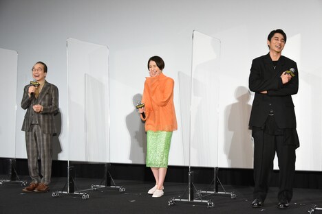 左から小日向文世、長澤まさみ、東出昌大。