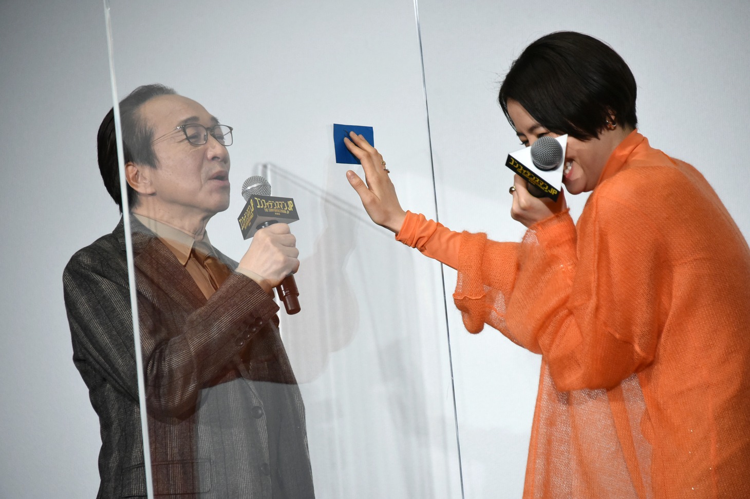 お題を覚えられず、メモを見ながら早口言葉を披露する小日向文世（左）。