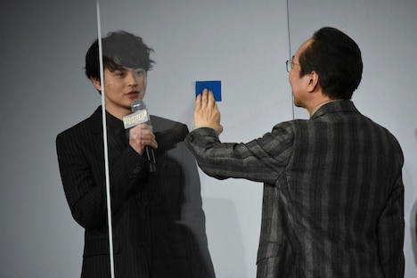 早口言葉を披露する瀬戸康史（左）。