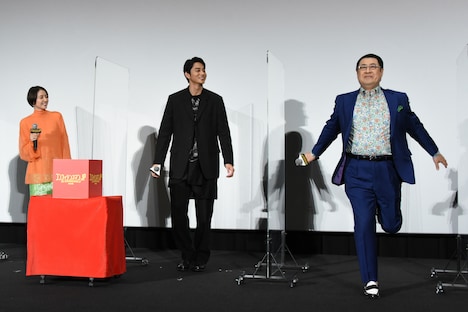 振り付けを交えて「鳥獣戯画 feat. 五十嵐」を披露する小手伸也（右）。