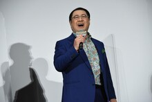 「鳥獣戯画 feat. 五十嵐」を披露する小手伸也。