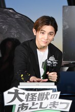 点灯スイッチを押す山田涼介。