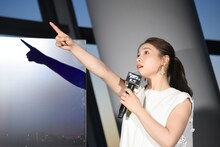 東京スカイツリーの光が入り込んだ天井を見る土屋太鳳。