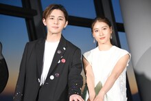 左から山田涼介、土屋太鳳。