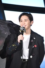 高所恐怖症のため、頑なに窓の外を見ない山田涼介。