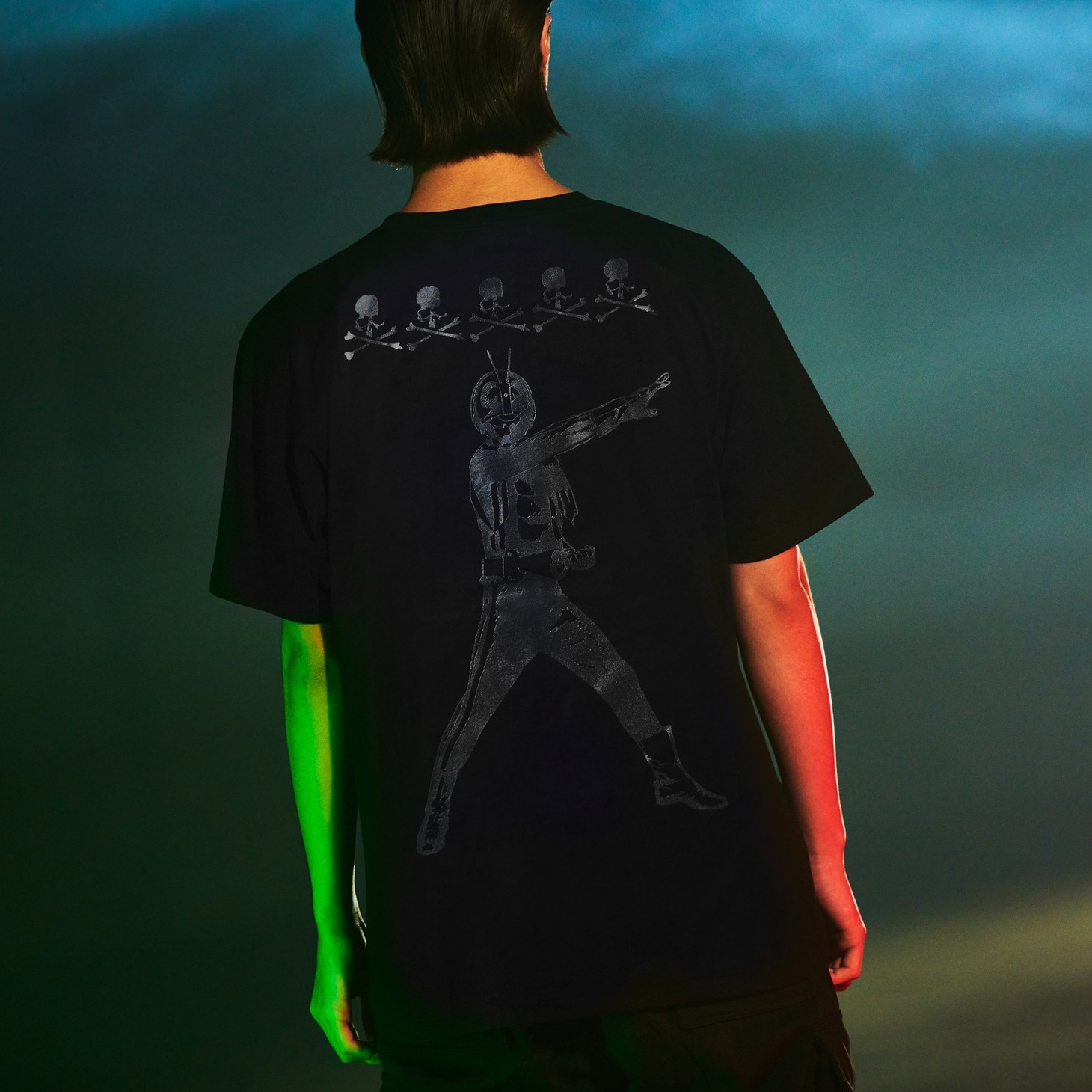 mastermind JAPAN x 仮面ライダー50周年記念コラボ Tシャツの着用イメージ。