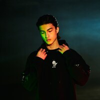 mastermind JAPAN x 仮面ライダー50周年記念コラボ フーディーの着用イメージ。