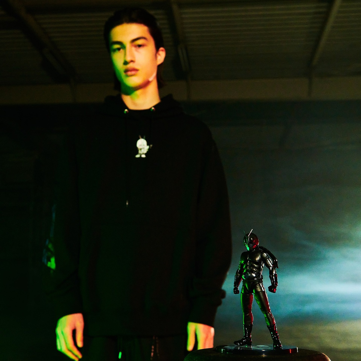 mastermind JAPAN x 仮面ライダー50周年記念コラボ フーディーの着用イメージ。
