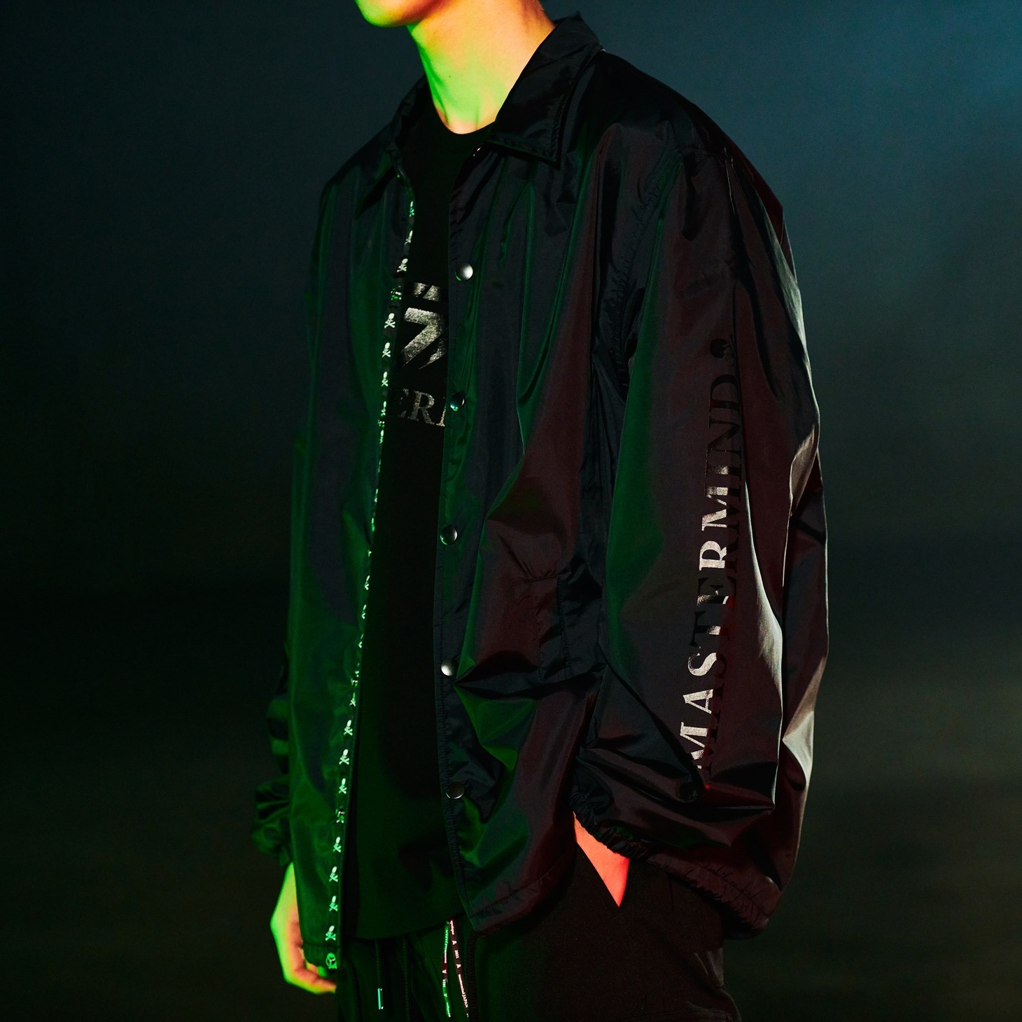 mastermind JAPAN x 仮面ライダー50周年記念コラボ コーチジャケットの着用イメージ。
