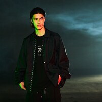 mastermind JAPAN x 仮面ライダー50周年記念コラボ コーチジャケットの着用イメージ。