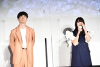 左から坂口健太郎、小松菜奈。