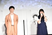 左から坂口健太郎、小松菜奈。