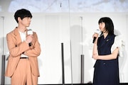 左から坂口健太郎、小松菜奈。