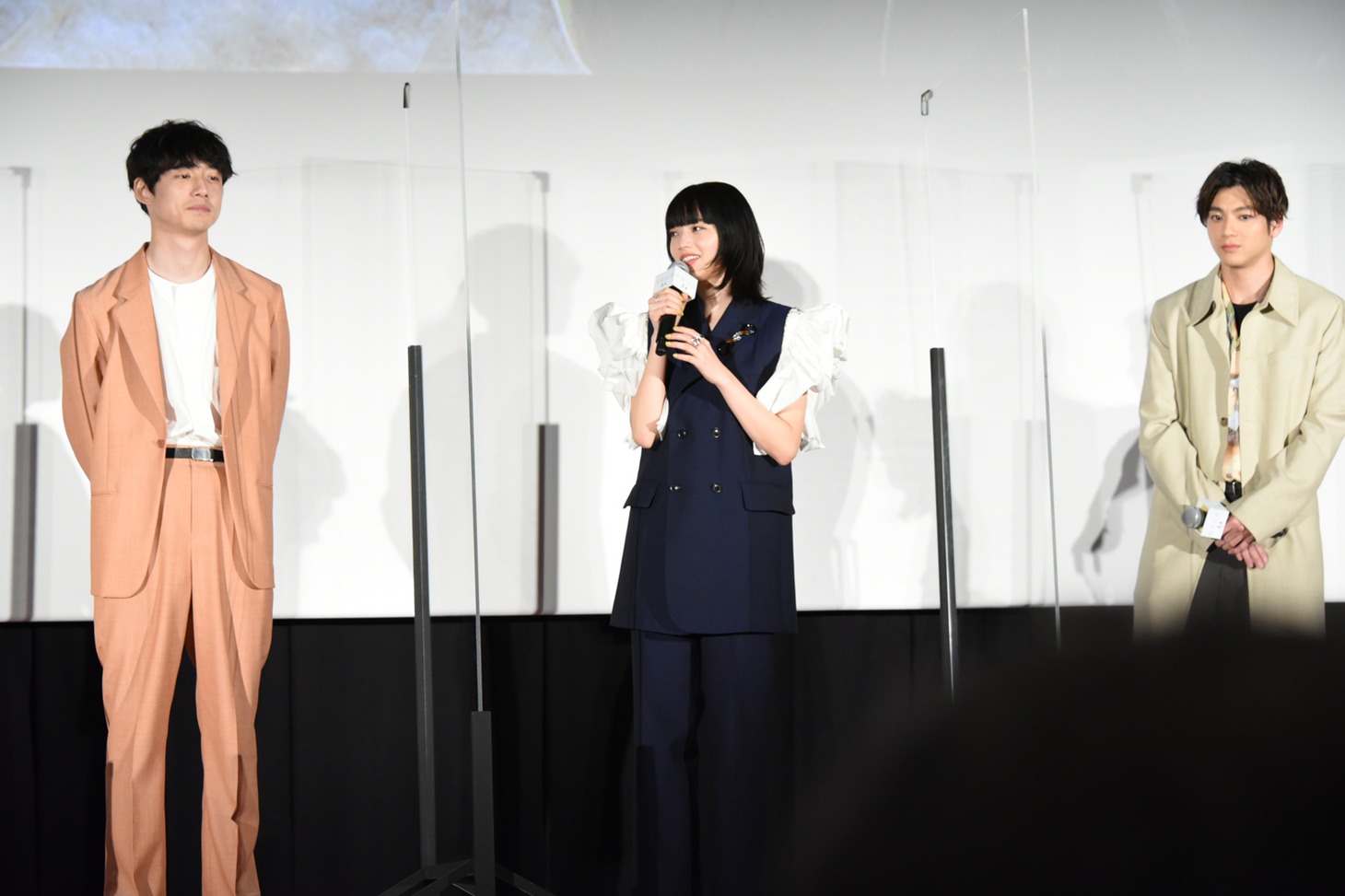 左から坂口健太郎、小松菜奈、山田裕貴。