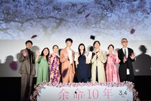 「余命10年」ジャパンプレミアの様子。左から藤井道人、原日出子、奈緒、坂口健太郎、小松菜奈、山田裕貴、黒木華、松重豊。