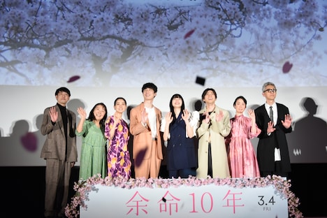 「余命10年」ジャパンプレミアの様子。左から藤井道人、原日出子、奈緒、坂口健太郎、小松菜奈、山田裕貴、黒木華、松重豊。