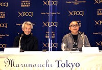 左から田中泯、犬童一心。