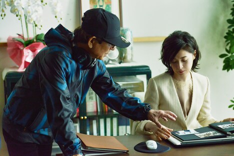 「太陽とボレロ」撮影現場にて、左から水谷豊、檀れい。