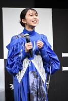 ミニ・マシュマロマンにはしゃぐ上白石萌歌。