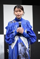 ミニ・マシュマロマンをじっと見つめる上白石萌歌。