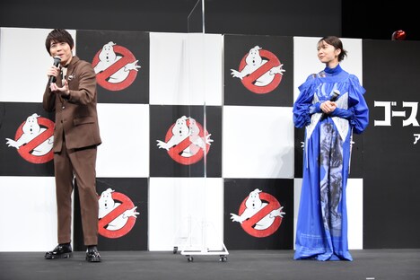 左から梶裕貴、上白石萌歌。