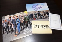 大島依提亜がデザインを手がけたパンフレット。左から時計回りに「シング・ストリート 未来へのうた」デラックスエディション、スタンダードエディション、「ミッドサマー」、「パターソン」。（パンフレット提供：映画パンフは宇宙だ！）