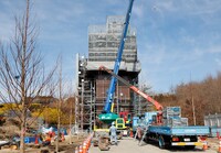 ジブリパークより、「青春の丘（エレベーター塔）」工事中の様子。