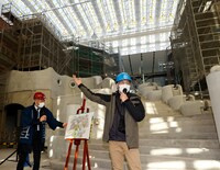 「ジブリの大倉庫」を紹介する宮崎吾朗。