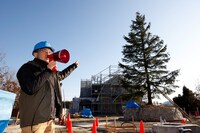 「青春の丘（地球屋）」を紹介する宮崎吾朗。