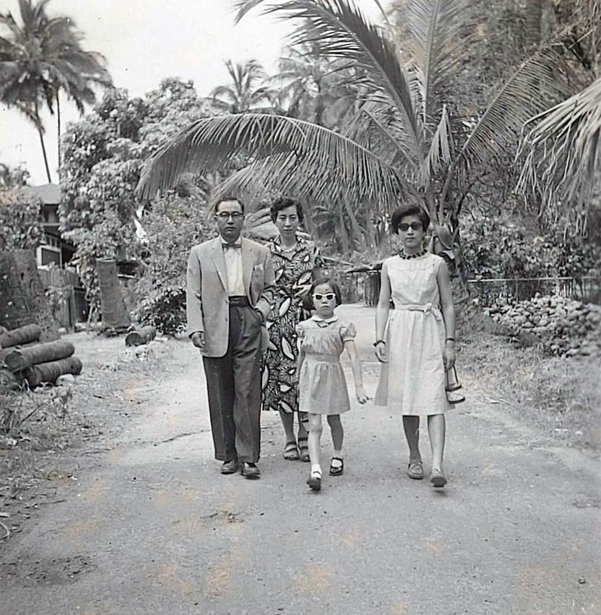 1955年、家族とハワイにて。中央の子供が奈良橋陽子。