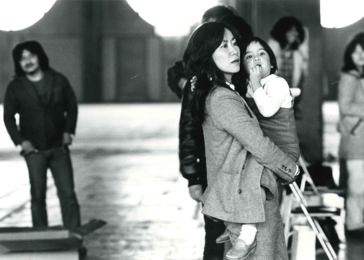 1980年、ミュージカル「ヘアー」を演出する奈良橋陽子（手前）。