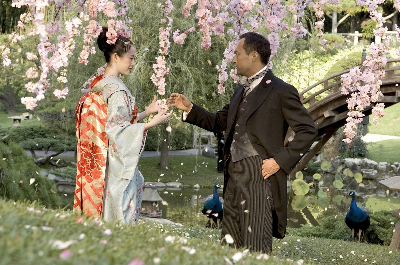 「SAYURI」より、チャン・ツィイー（左）と渡辺謙（右）。（写真提供：Columbia / Photofest / David James / ゼータ イメージ）