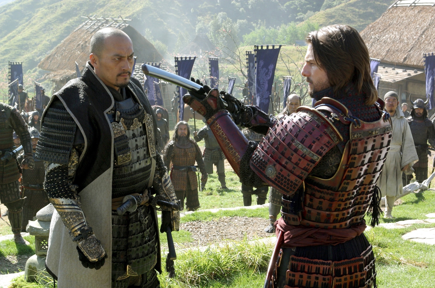 「ラスト サムライ」より、トム・クルーズ（右）と渡辺謙（左）。（写真提供：Warner Bros. / David James / ゼータ イメージ）