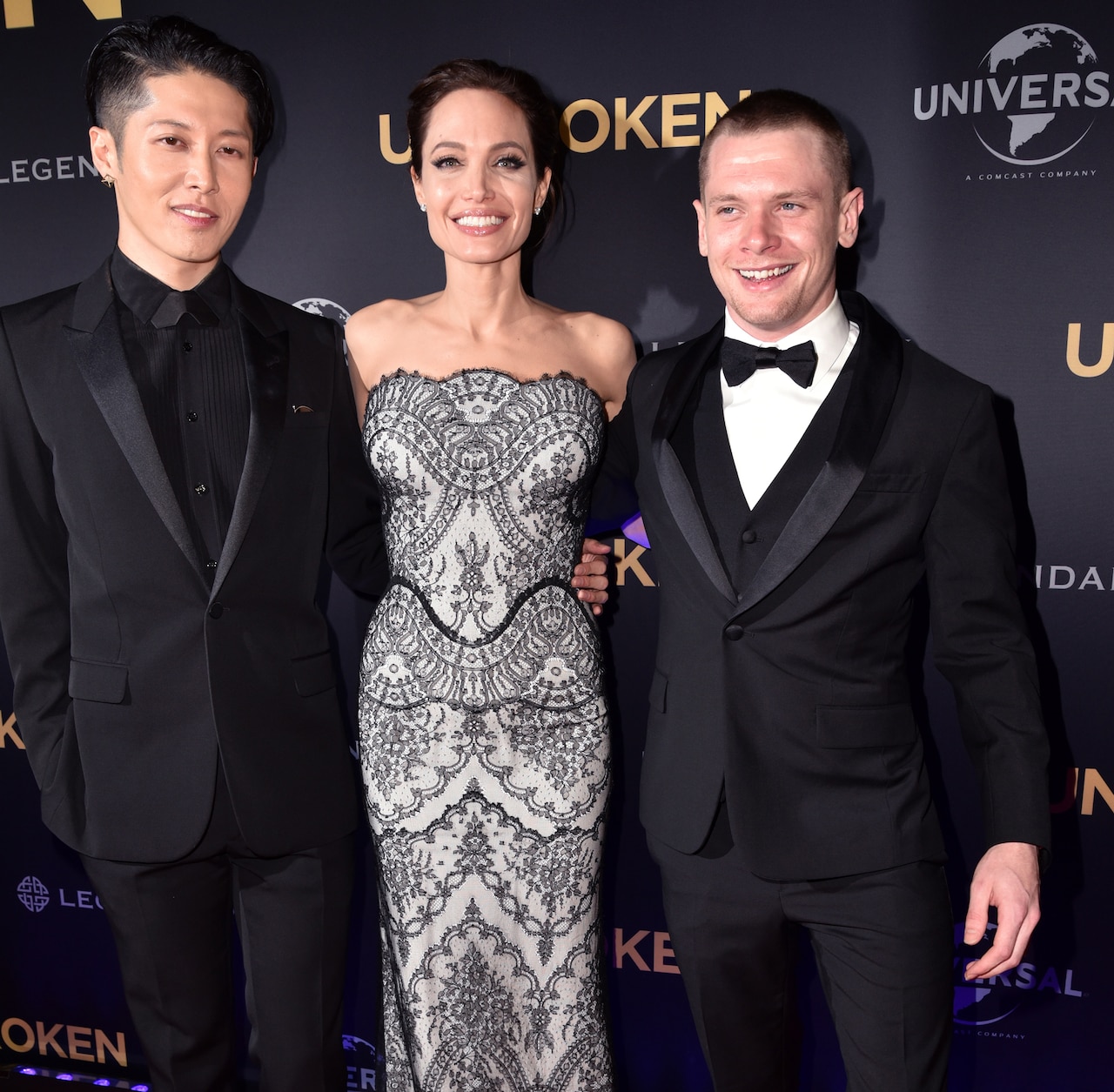 「不屈の男 アンブロークン」ワールドプレミアにて、左からMIYAVI、アンジェリーナ・ジョリー、ジャック・オコンネル。（写真提供：WENN.com / ゼータ イメージ）