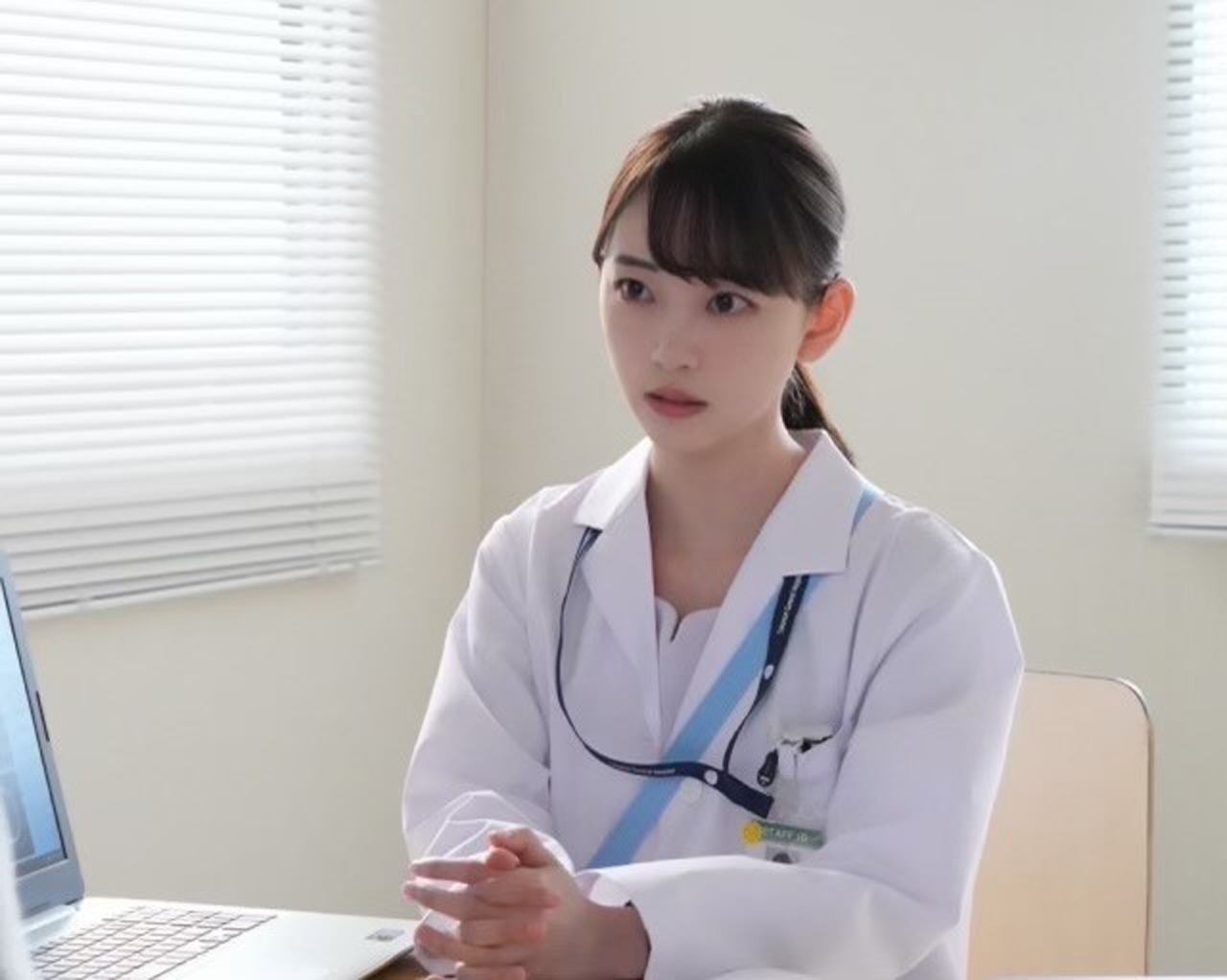 堀未央奈演じる三井沙月。