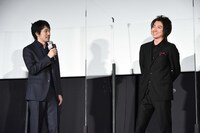 左から松山ケンイチ、藤原竜也。