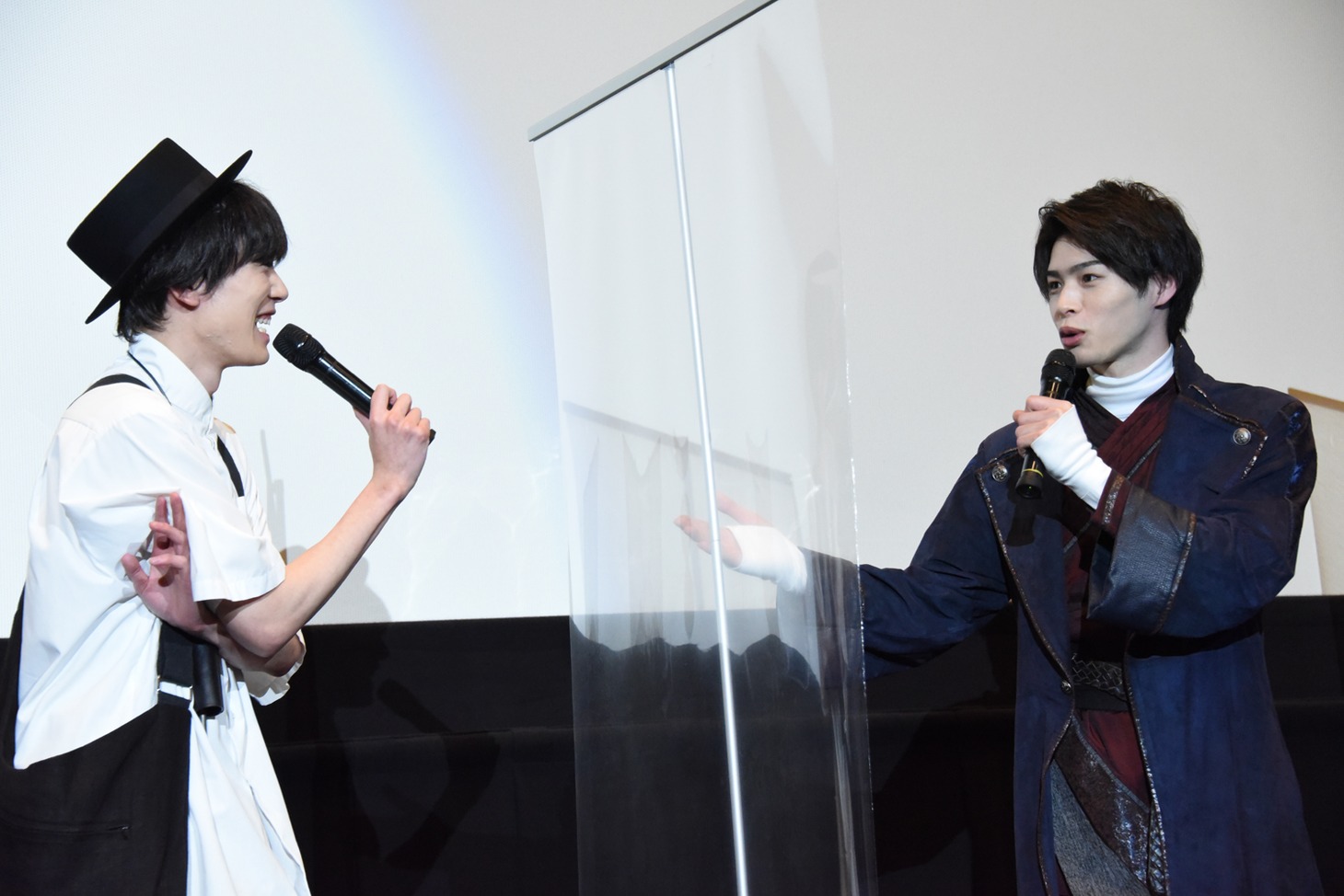「仮面ライダーセイバー 深罪の三重奏」初日舞台挨拶の様子。