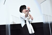 ポーズを取る内藤秀一郎。