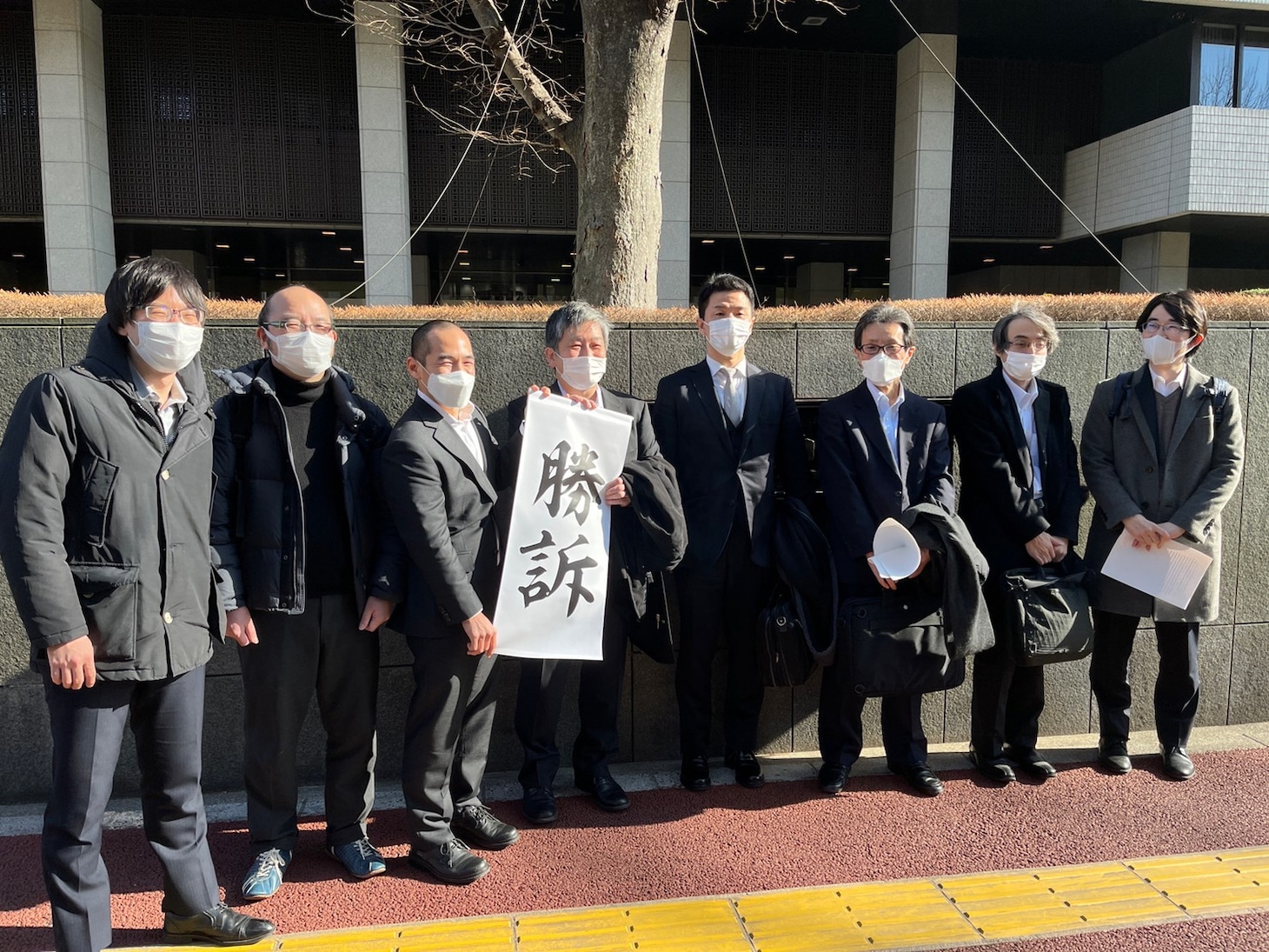 勝訴したミキ・デザキと弁護団（写真提供：東風）。