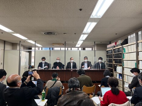 ミキ・デザキと弁護団による会見の様子(写真提供:東風)。