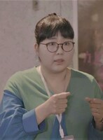 黒田彩子役の小林きな子。(c)「ソロ活女子のススメ」製作委員会