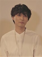 石岡洋平役の渋谷謙人。(c)「ソロ活女子のススメ」製作委員会