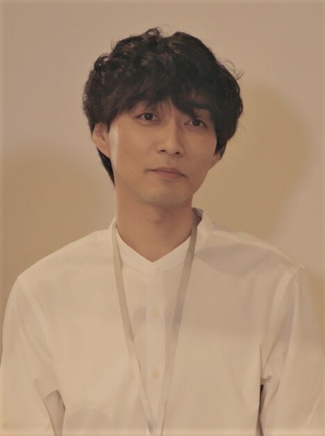 石岡洋平役の渋谷謙人。