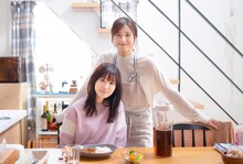 「君が落とした青空」メイキング写真より左から福本莉子、松本若菜。