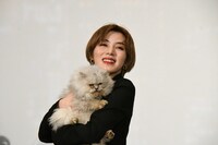 ビーツを抱っこする池田エライザ。